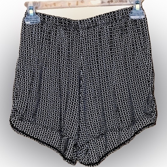 Brandy Melville Daisy Shorts - Picture 2 of 2